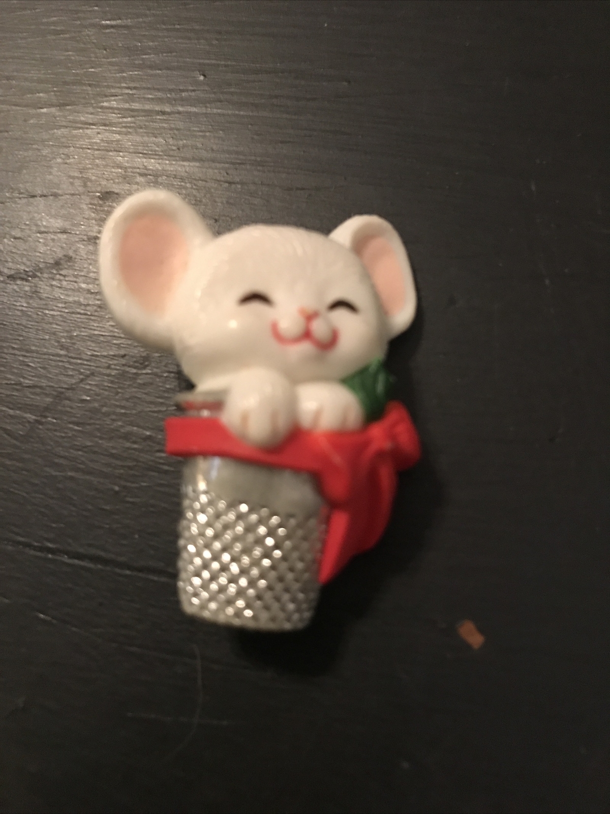 Hallmark Cards Mouse in Thimble Red Bow & Holly Christmas Pin Brooch VTG 1983