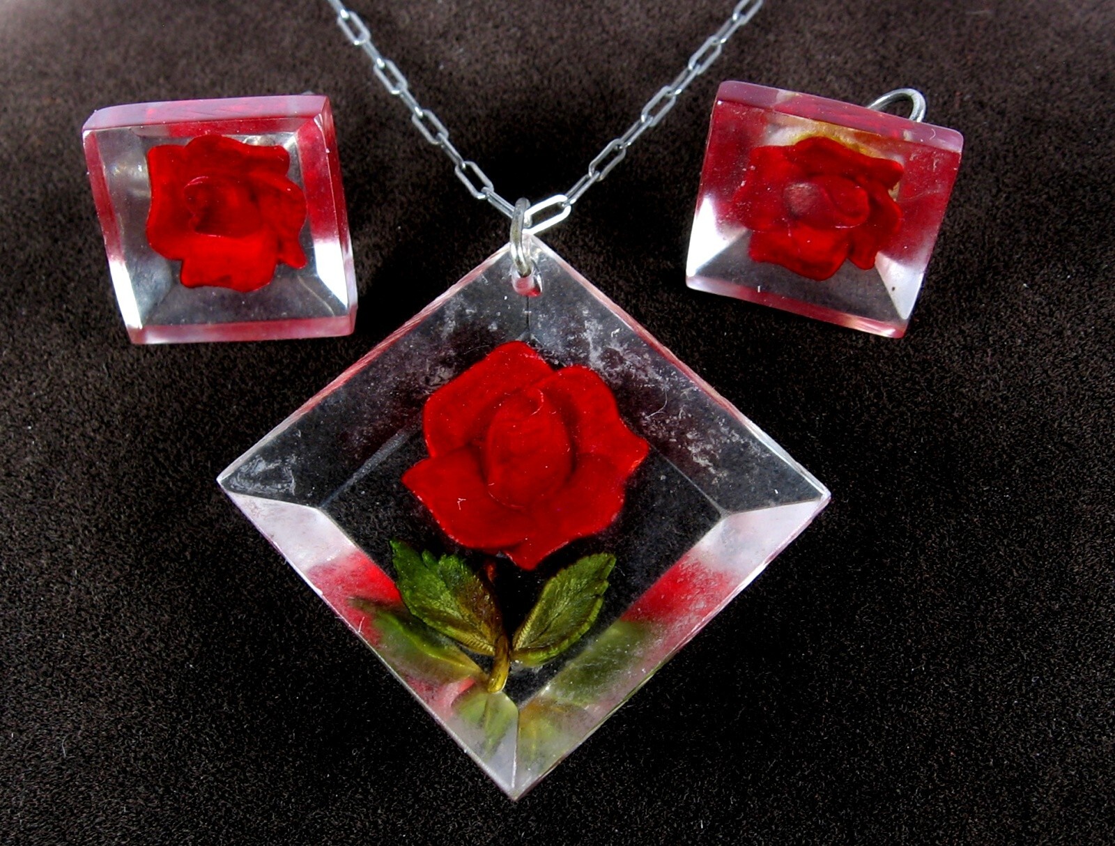 LUCITE Red ROSE NECKLACE & EARRINGS Vintage Set Screw Back Silvertone Chain 16″