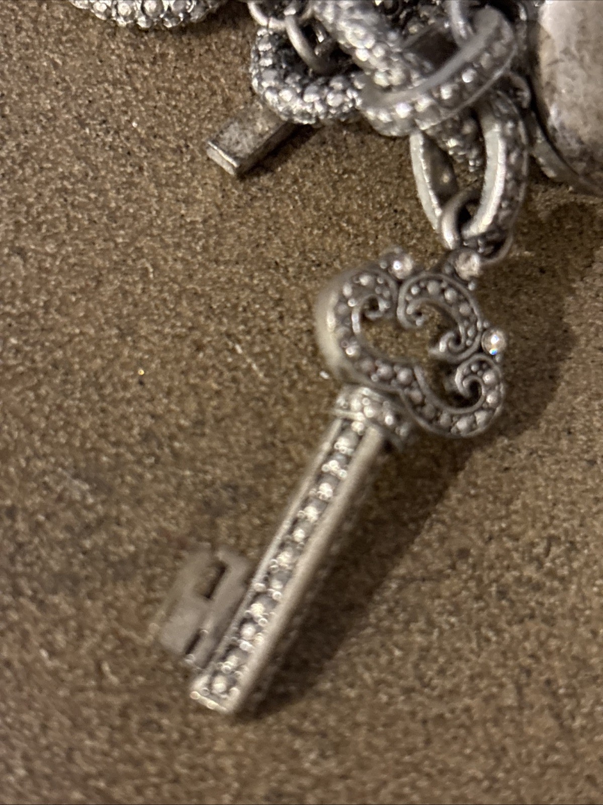 TRACI LYNN CHUNKY LINKS☆PAVÉ CRYSTALS HEART w KEY HOLE PENDANT NECKLACE☆TOGGLE☆