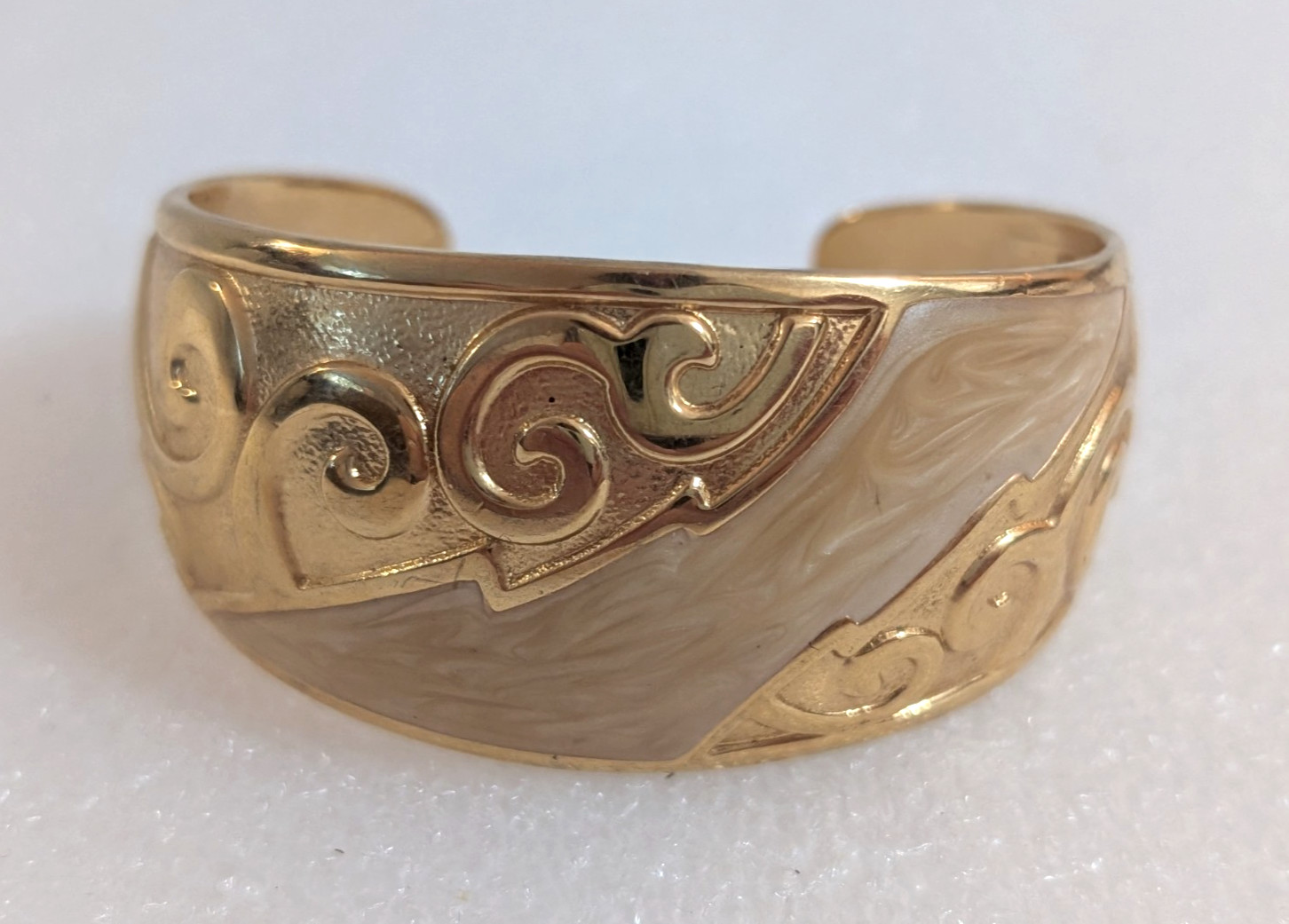 Vtg Gold Tone Swirl Spiral Cream Beige Enamel Accent Cuff Bracelet