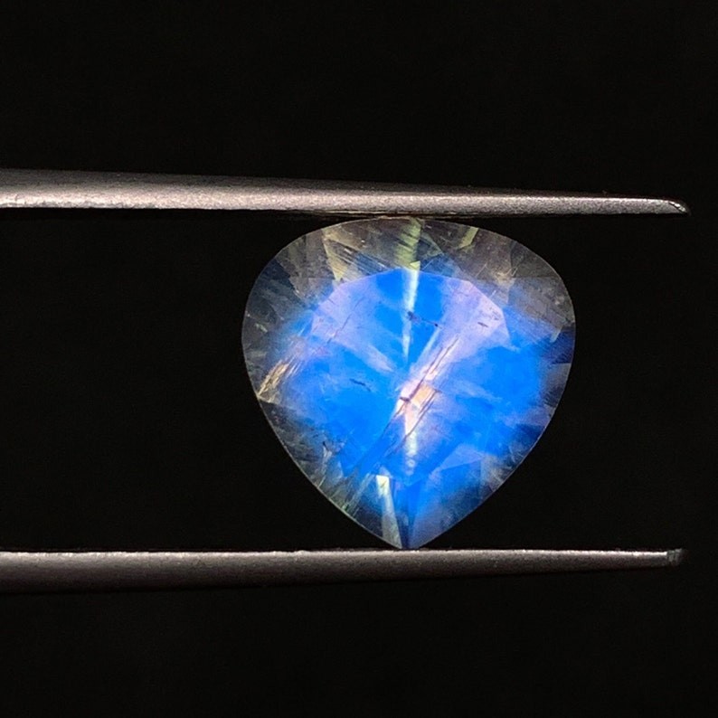 AAAAAAAA Mazing Blue Fire Rainbow Moonstone Heart Shape Faceted Cut Size 11 mm