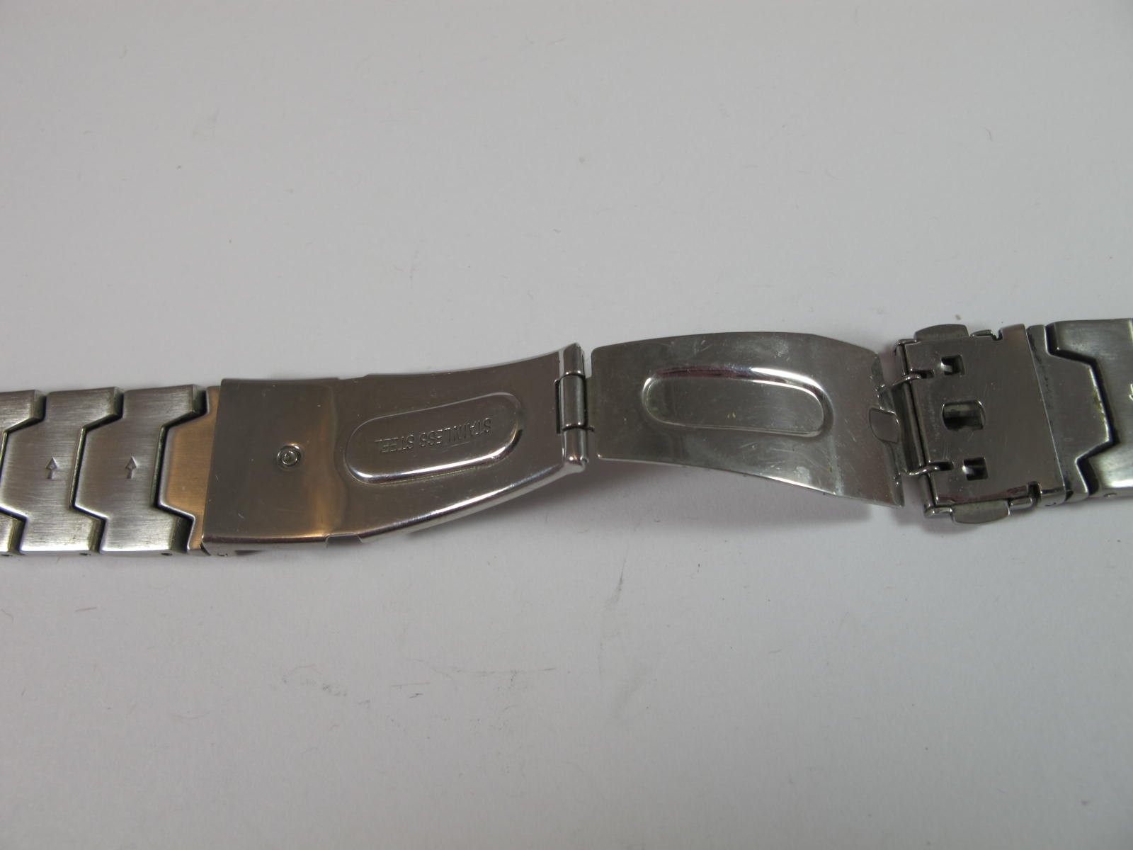 BULOVA ACCUTRON MENS ALL STEEL PUSH BUTTON 21.5MM BAND WITH 10.7MM WIDE ENDS