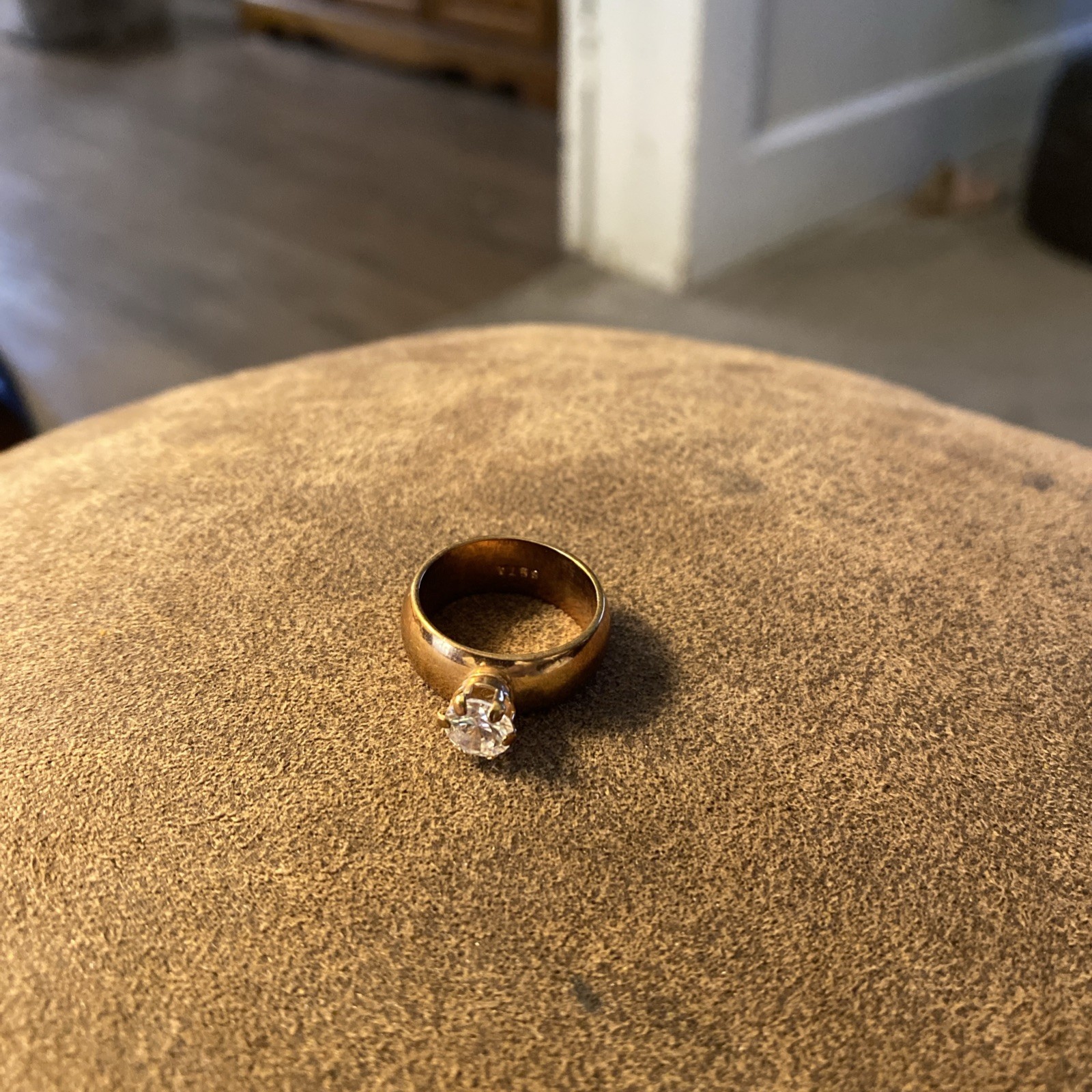18K Yellow Gold Solitaire Ring W/cubic Zirconia Stone Size 6