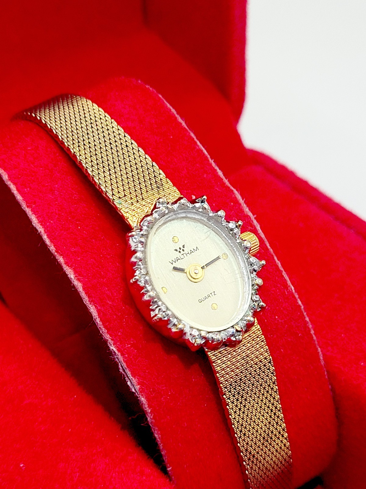 Waltham Ladies Watch Quartz 1990 Vintage Gold Tone Diamond Bezel Mesh Band RUNS