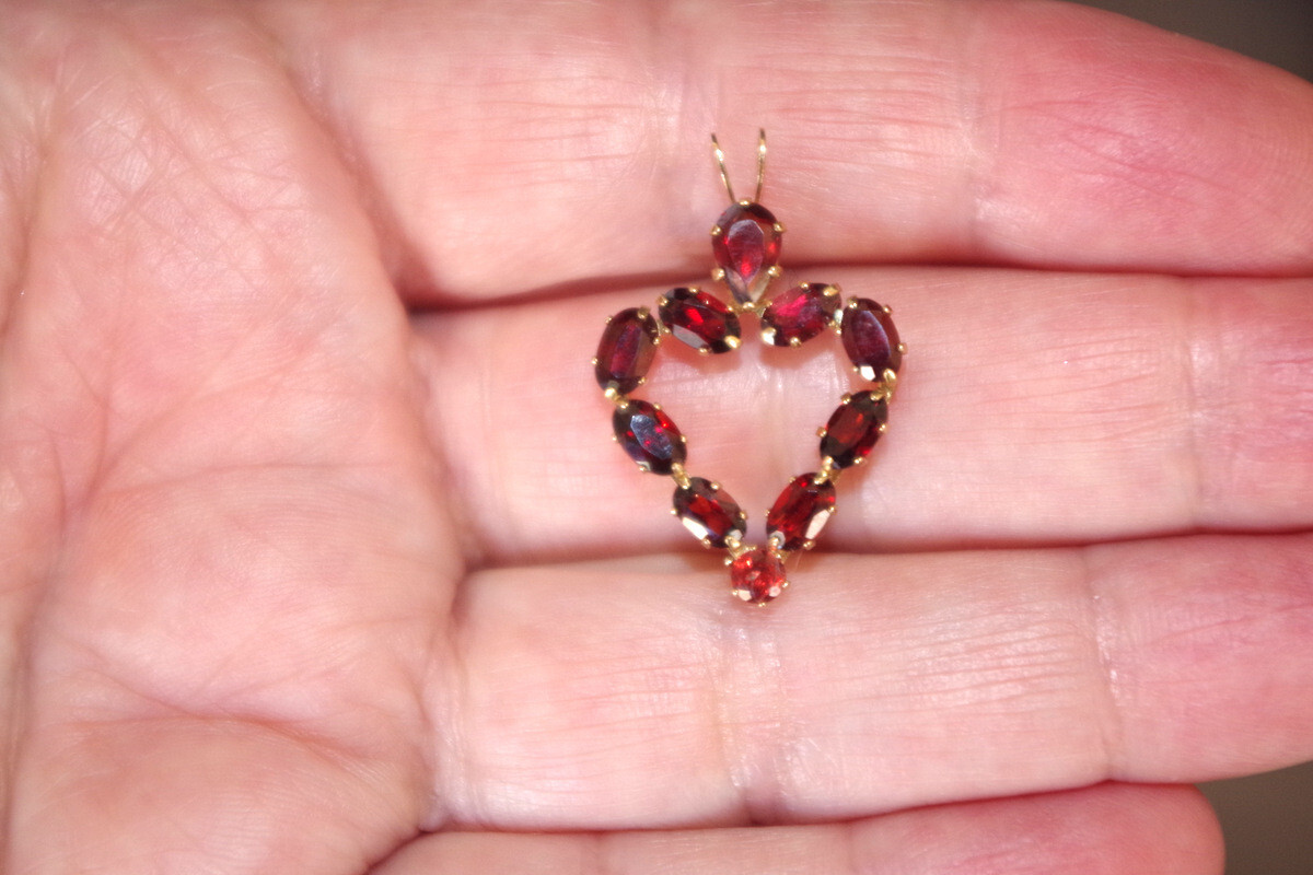 VINTAGE 10K GORGEOUS LARGE 26 MM OVAL MOSAMBIQUE GARNET FANCY HEART PENDENT