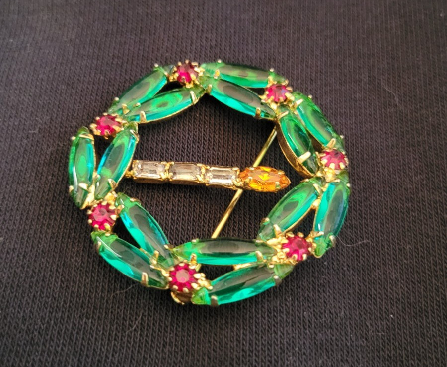 Vintage 50’s green glass rhinestone brooch Unsigned (WREATH)