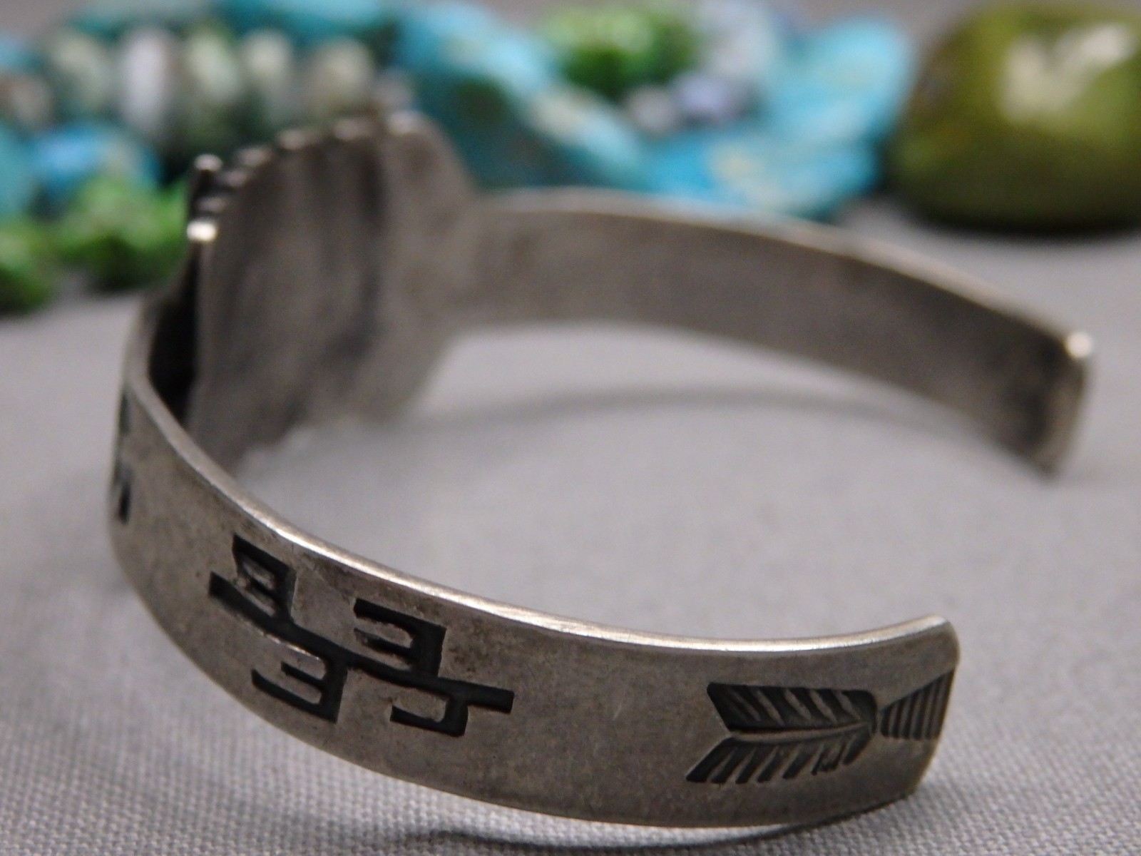 Fred Harvey Era NAVAJO Coin Silver WHIRLING LOGS ARROW Cuff Bracelet 5.25″-6.25″