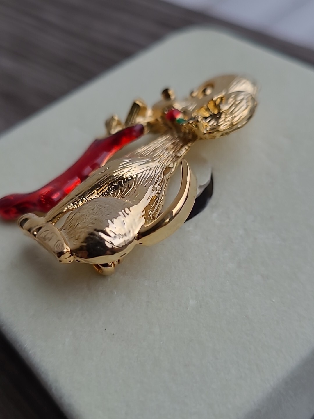 NEW Vtg Gerry’s Christmas Puppy Hound Dog Stocking Gold Tone Textured Pin Brooch