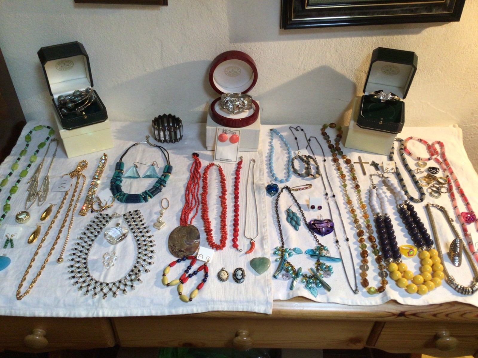 MAX LOT WITH NATURAL RED CORAL BRACELETS NECKLACES EARRINGS WITH BOXES