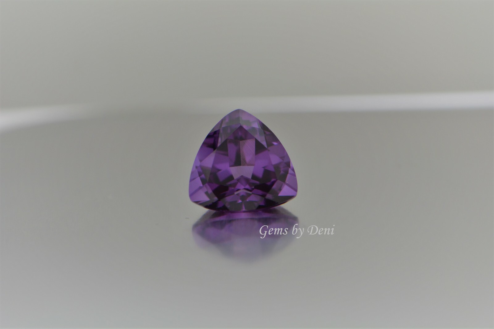 Lab-Created Alexandrite Trillion Shape Corundum (3x3mm-16x16mm)