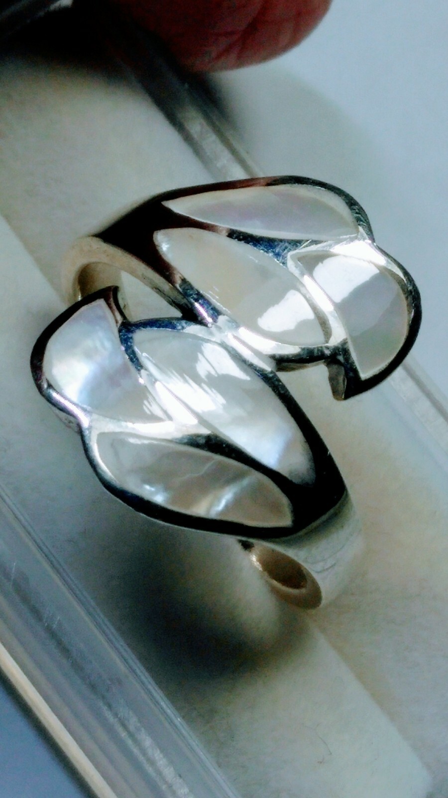 FETCHING STERLING SILVER .925 WITH MOP INLAYS DESIGNER RING IN SIZE 9.0-9.25