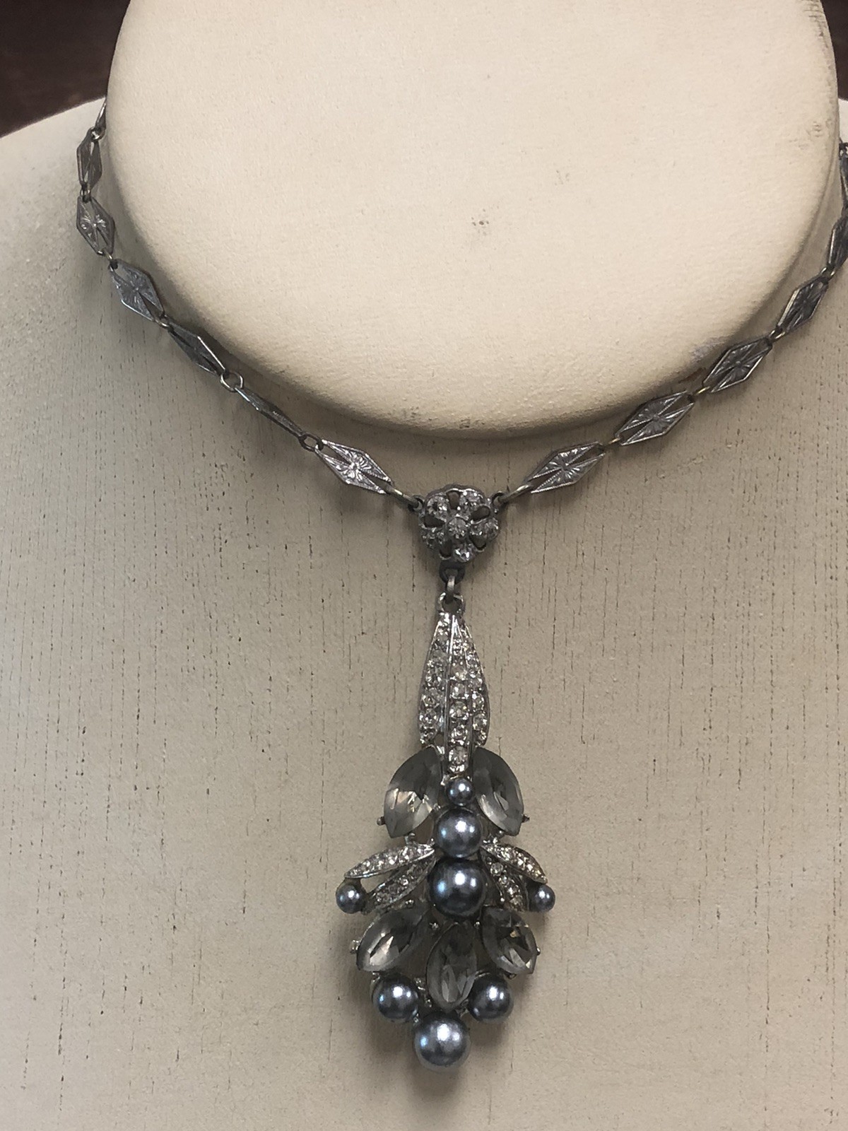 VTG R. MANDLE LARIAT SILVER TONE FAUX PEARLS CLEAR & GRAY RHINESTONES NECKLACE