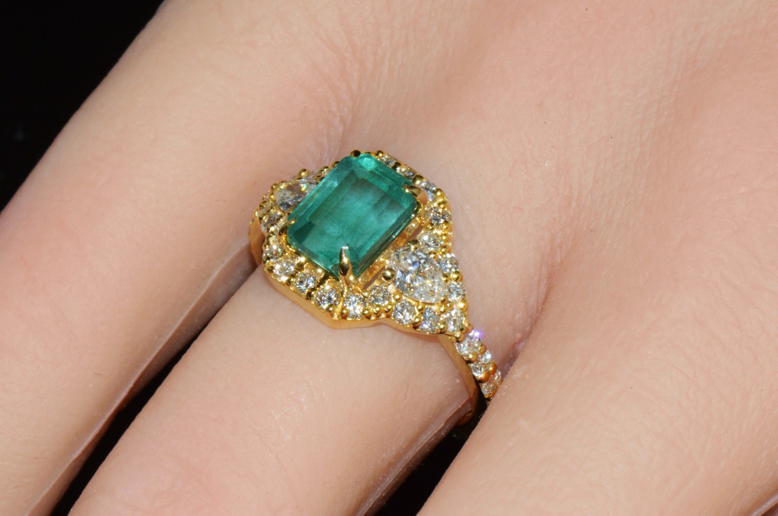 Certified Natural 2.82Cts Emerald Diamond 18K Solid Gold Halo Dinner Band Ring