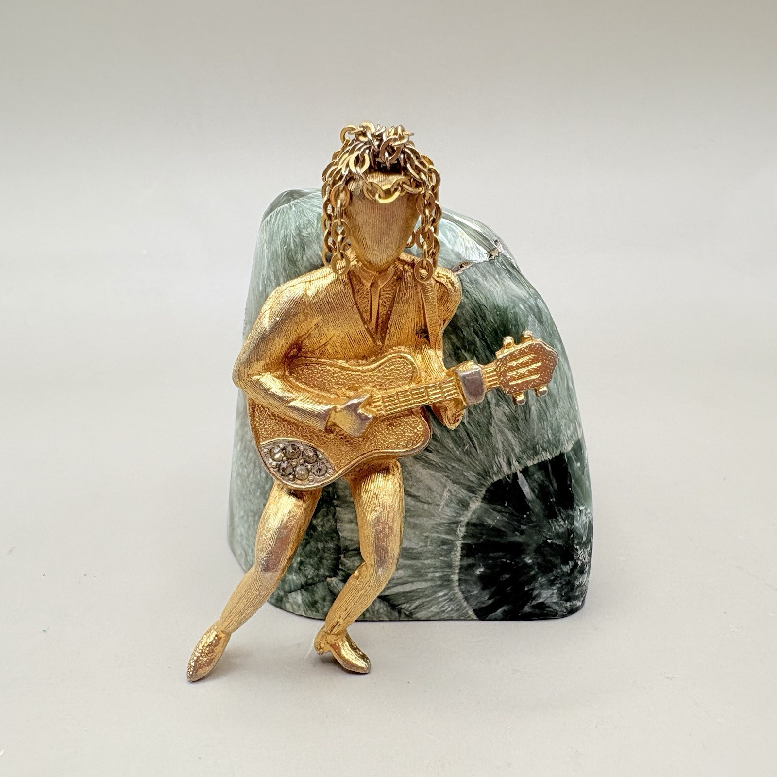 Vintage R. Mandle Guitar Player Brooch | Gold-Tone Musician Pin | 1950s-1960s
