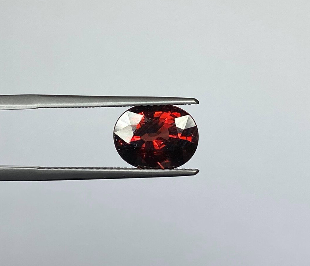 Fiery Red Rhodolite Garnet Gem – 8 X 10 X 5.7 MM – 3.95 Cts – Oval Cut