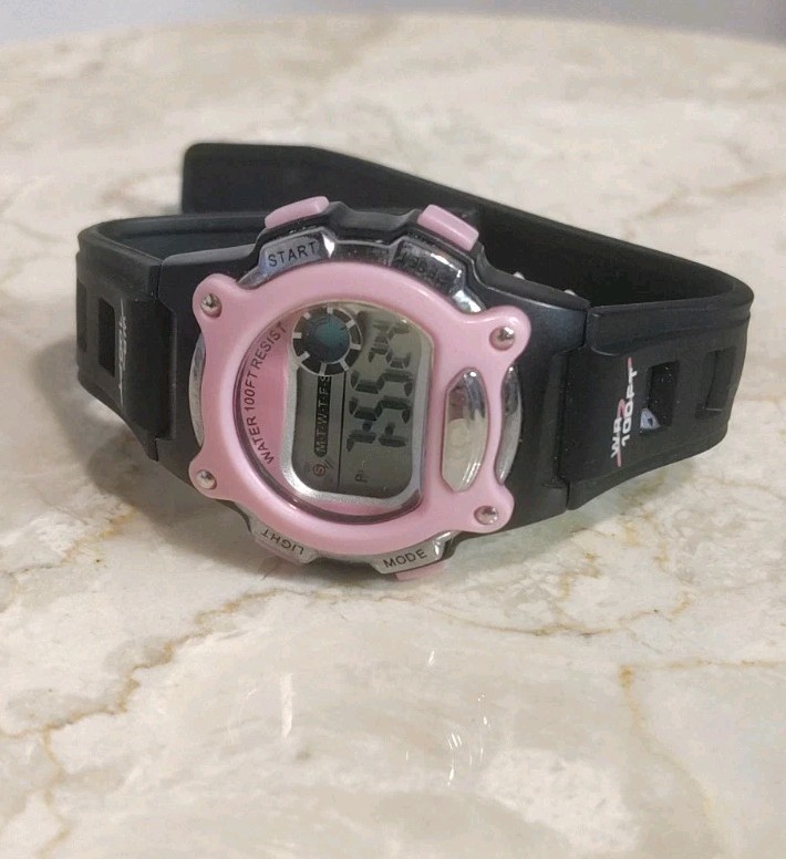 Vintage Ladies Digital Sports Watch WR 100ft (MISSING BUCKLE TONGUE & LOOPBAND)