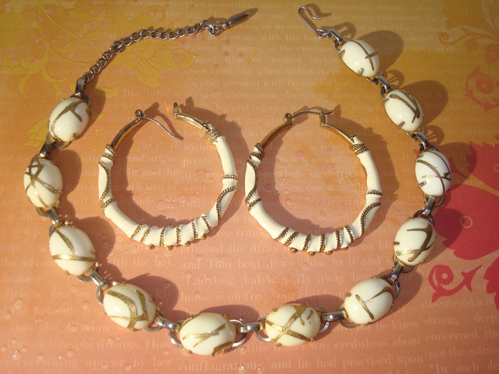 VINTAGE, SET NECKLACE & POST HOOP LARGE EARRINGS CREAM/BEIGE GOLD ACCENT PERFECT