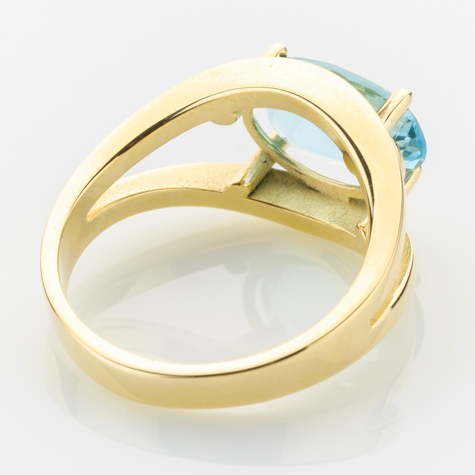 14k gold ring with an aquamarine