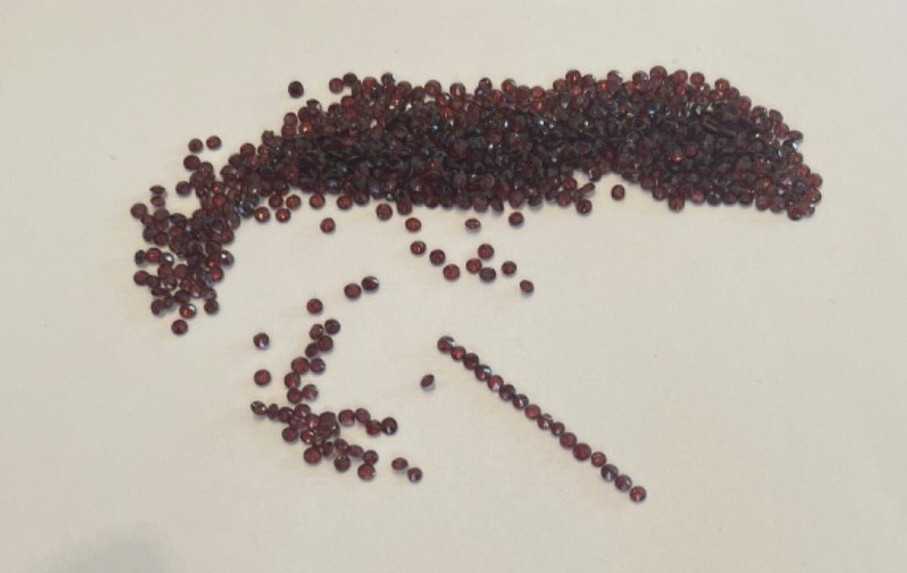 ONE LOT OF 50 PIECES 2.50-2.75MM GENUINE ROUND FACETED GARNETS BELOW WHOLESALE