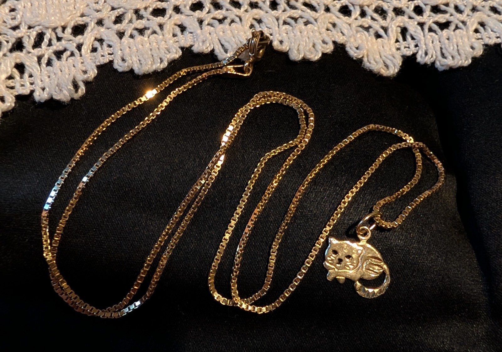 14k Yellow Gold Sleeping Cat Charm Necklace Pendant ~ 0.5g 19″ Chain