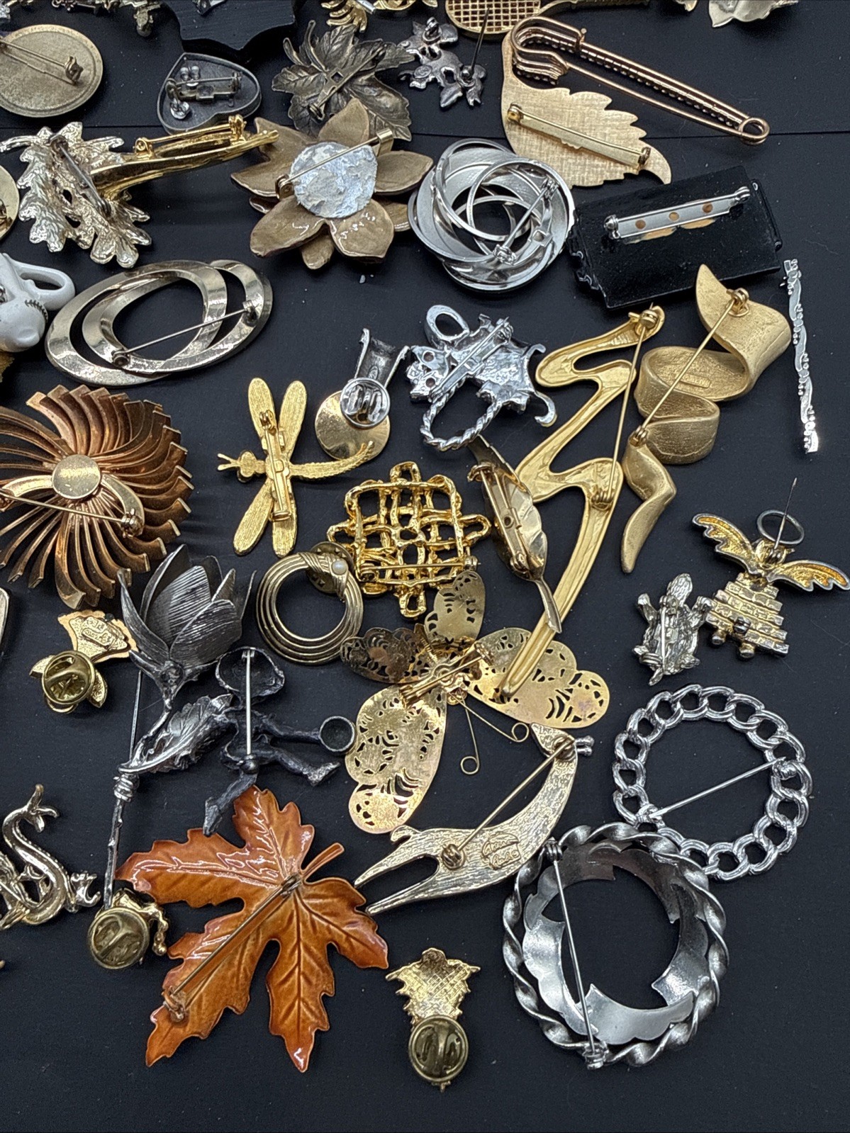 Lot Of 132 Brooches Pins – Many Signed – Silver Gold Tone Wholesale Resell J108b