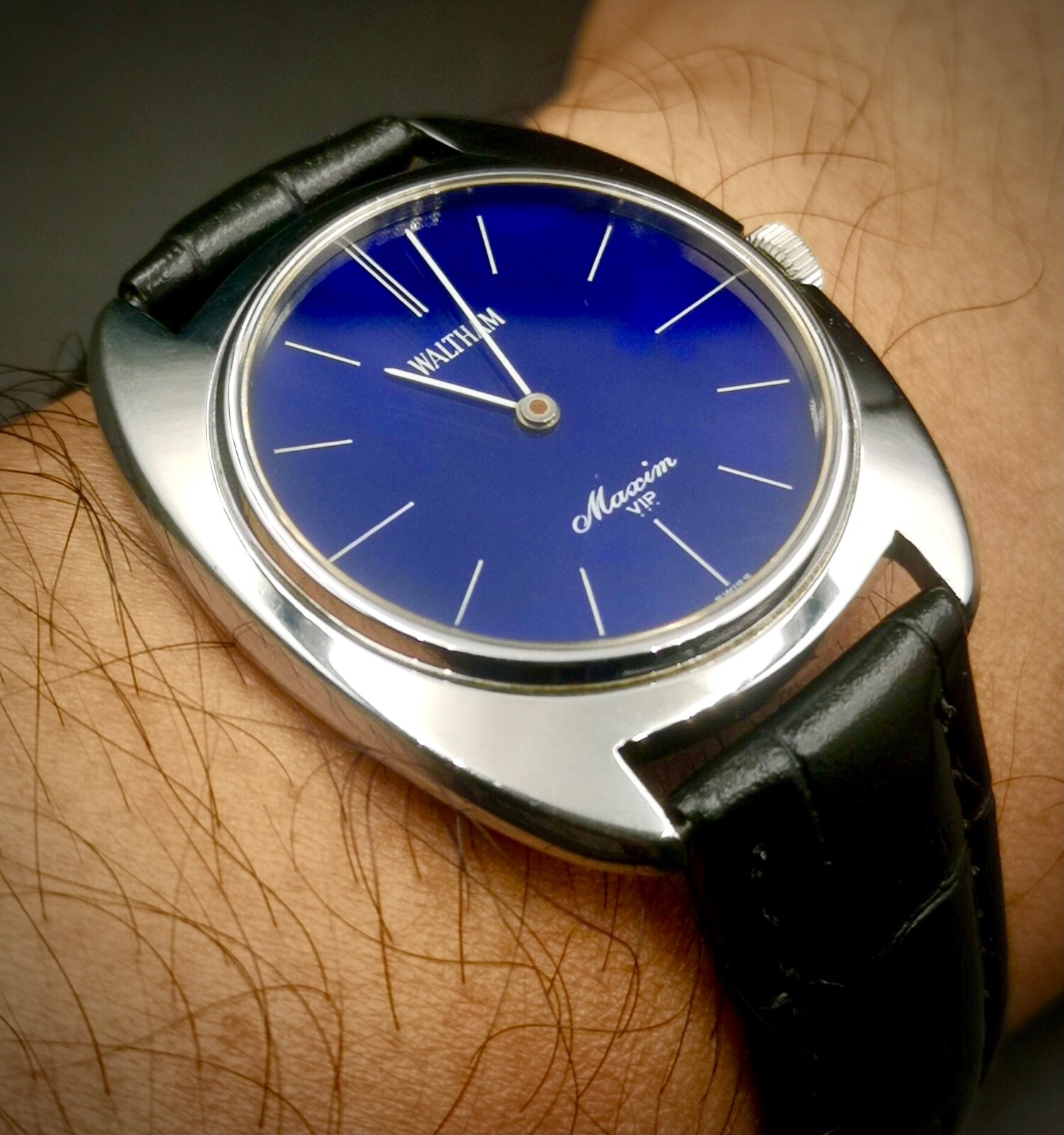 Vintage And Rare WALTHAM Maxim VIP Hand-Winding Unisex watch. 17 Jewels.
