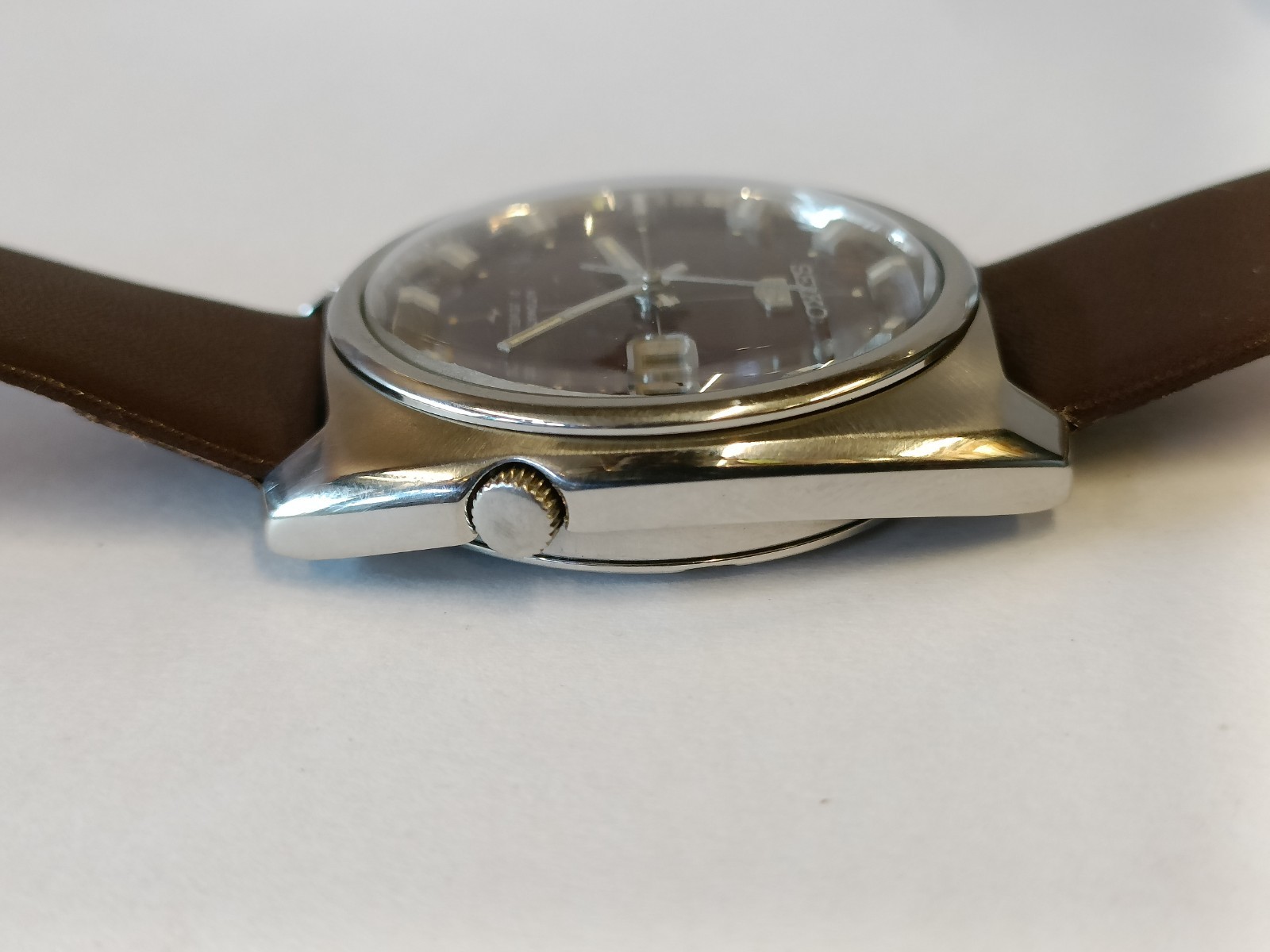 VINTAGE SEIKO 5 AUTOMATIC MAROON RED DIAL 7019-7110 JAPAN MEN WORKING CONDITION