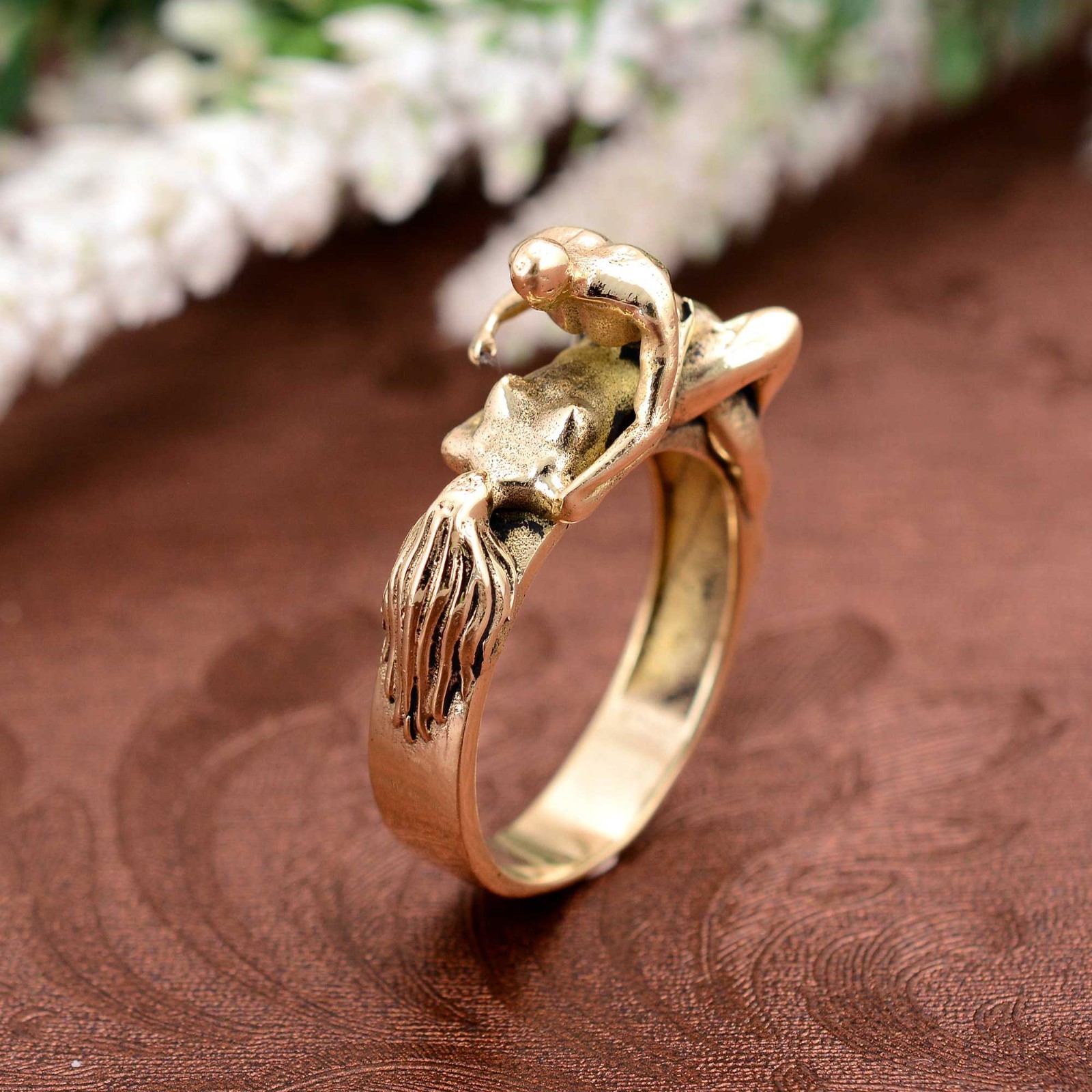 Brass Lovers Hugging Ring, Romantic Couple Embrace Design, Unique Valentine Gift