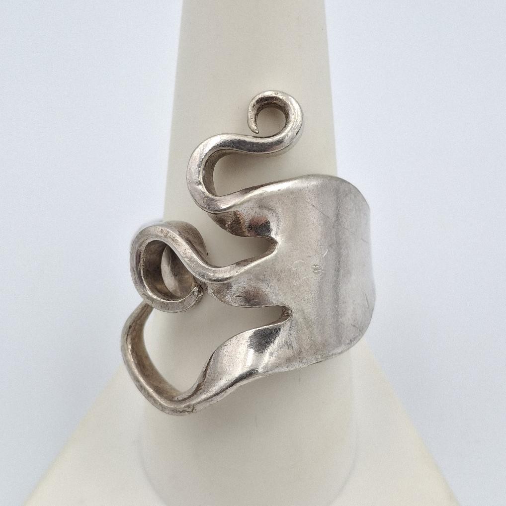 Vintage Victor & Co International Silver Plated Handmade Curled Tine Fork Ring 9