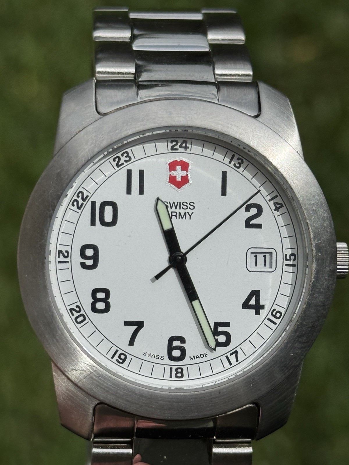 Victorinox Swiss Army Quartz Ref: 24972 Date Arabic Numerals Steel Bracelet 40mm