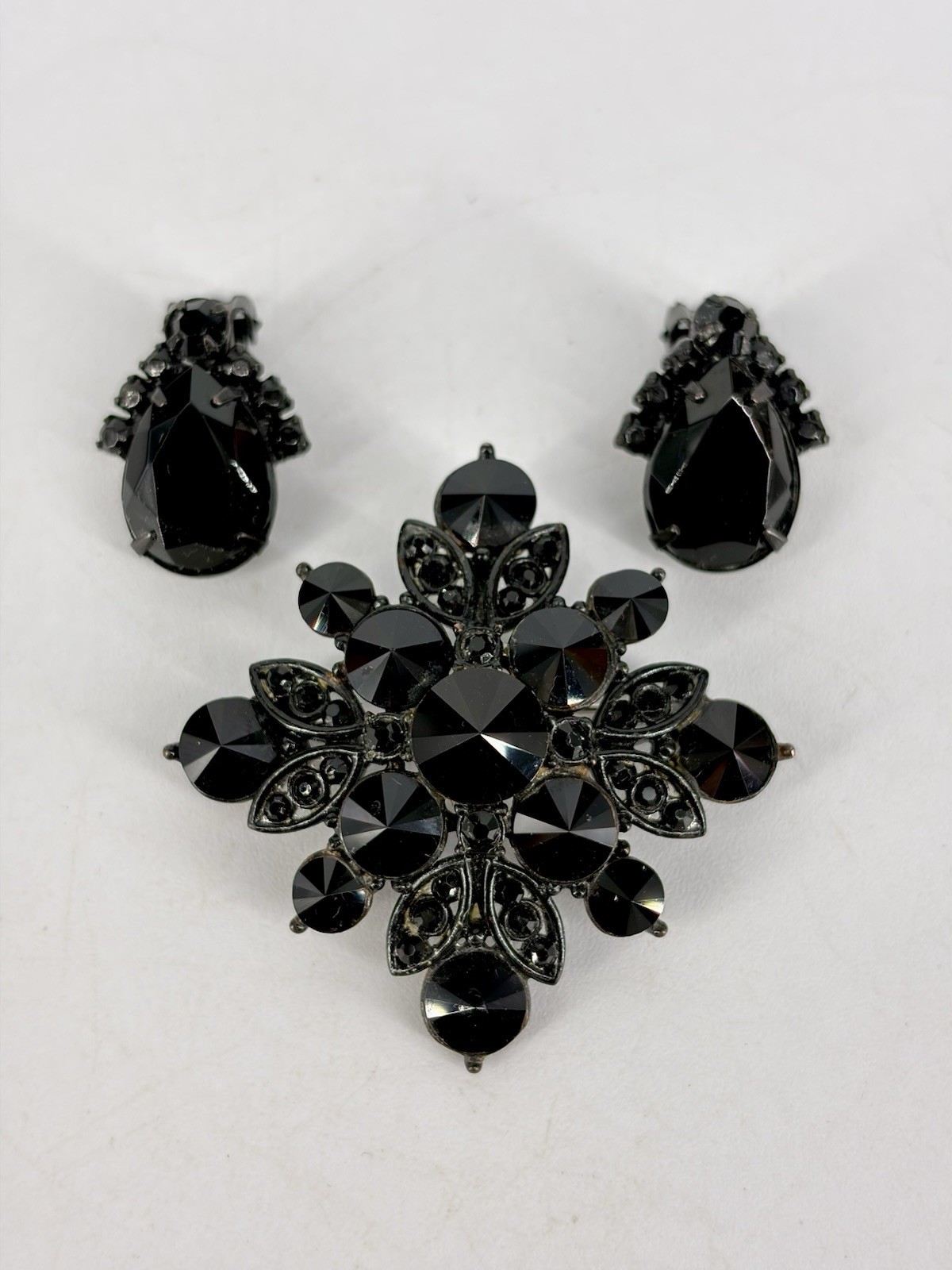Vintage Weiss Jet Black Rhinestone Crystal Brooch & Clip On Earrings Set