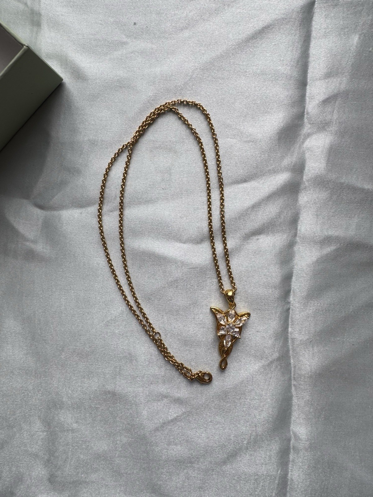Lord of the rings lotr replica accessory necklace elvish gold stone pendant liv