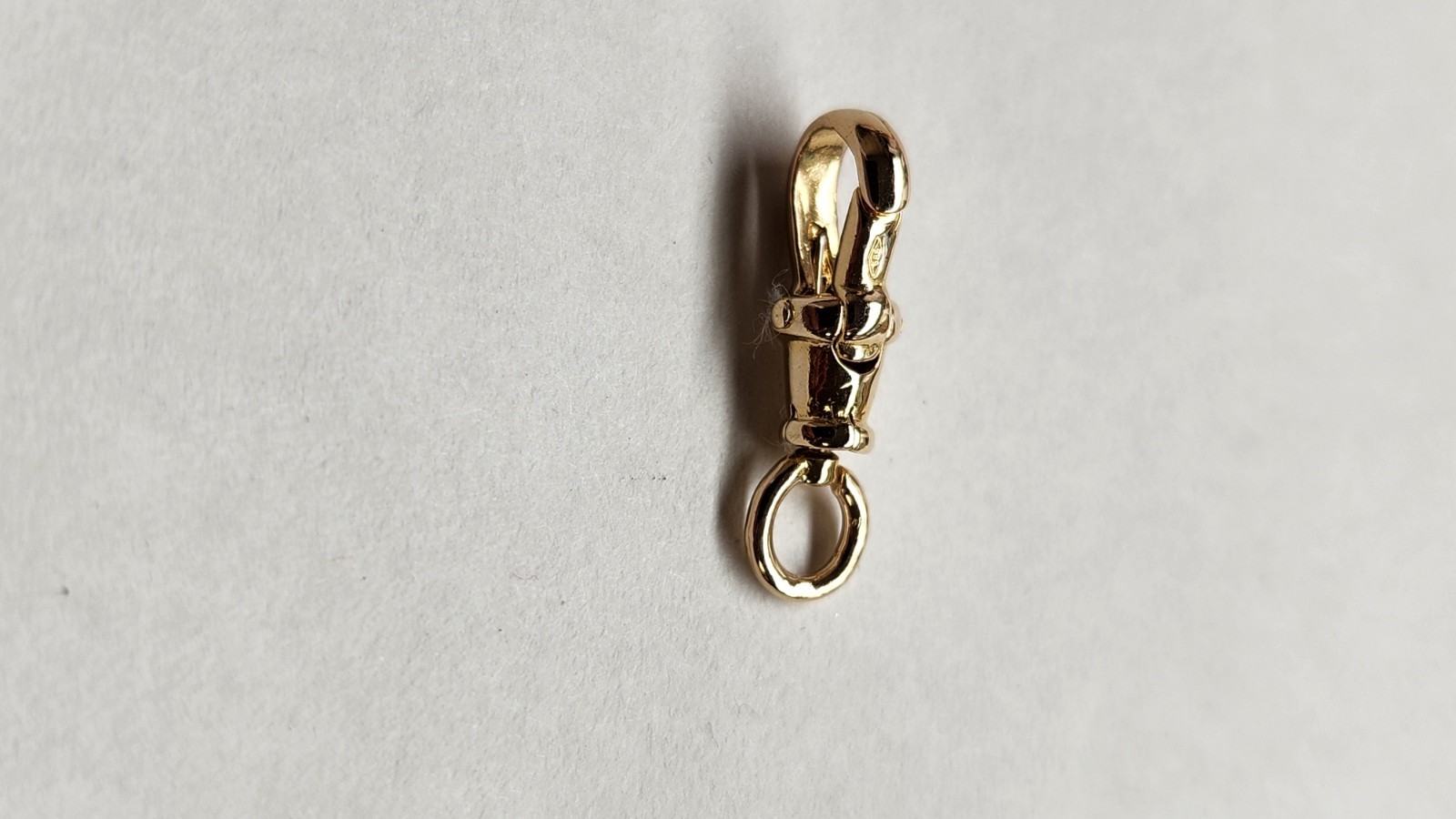 14kt gold swivel lobster claw lock.