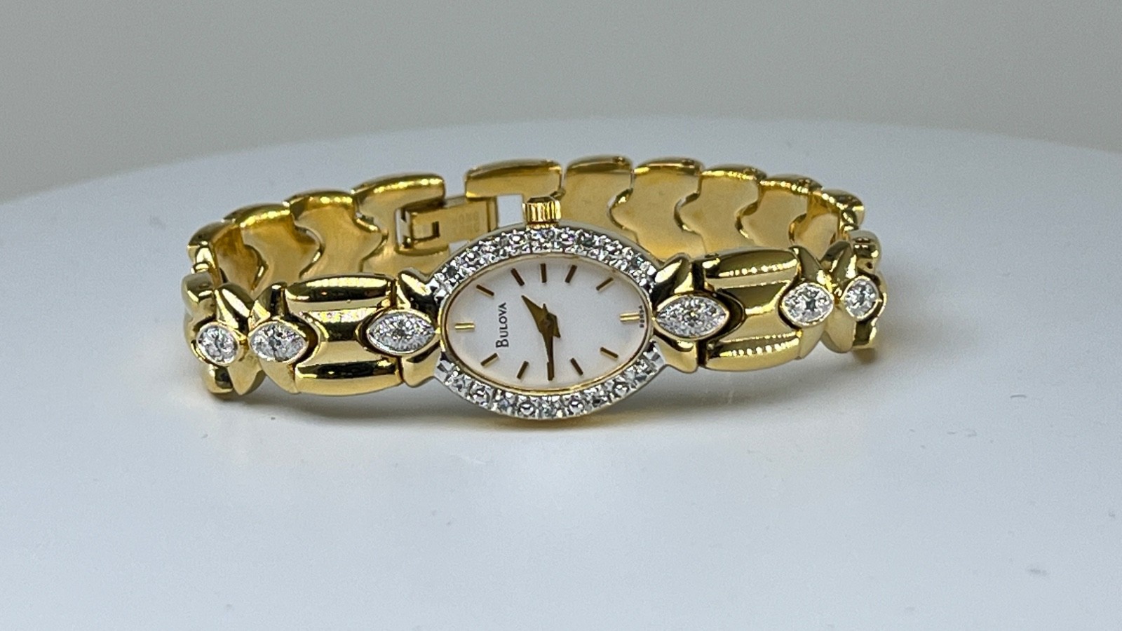 Vintage 1990’s Bulova 98R34 Natural Diamonds 0.7 tcw Bezel Bracelet Ladies Watch