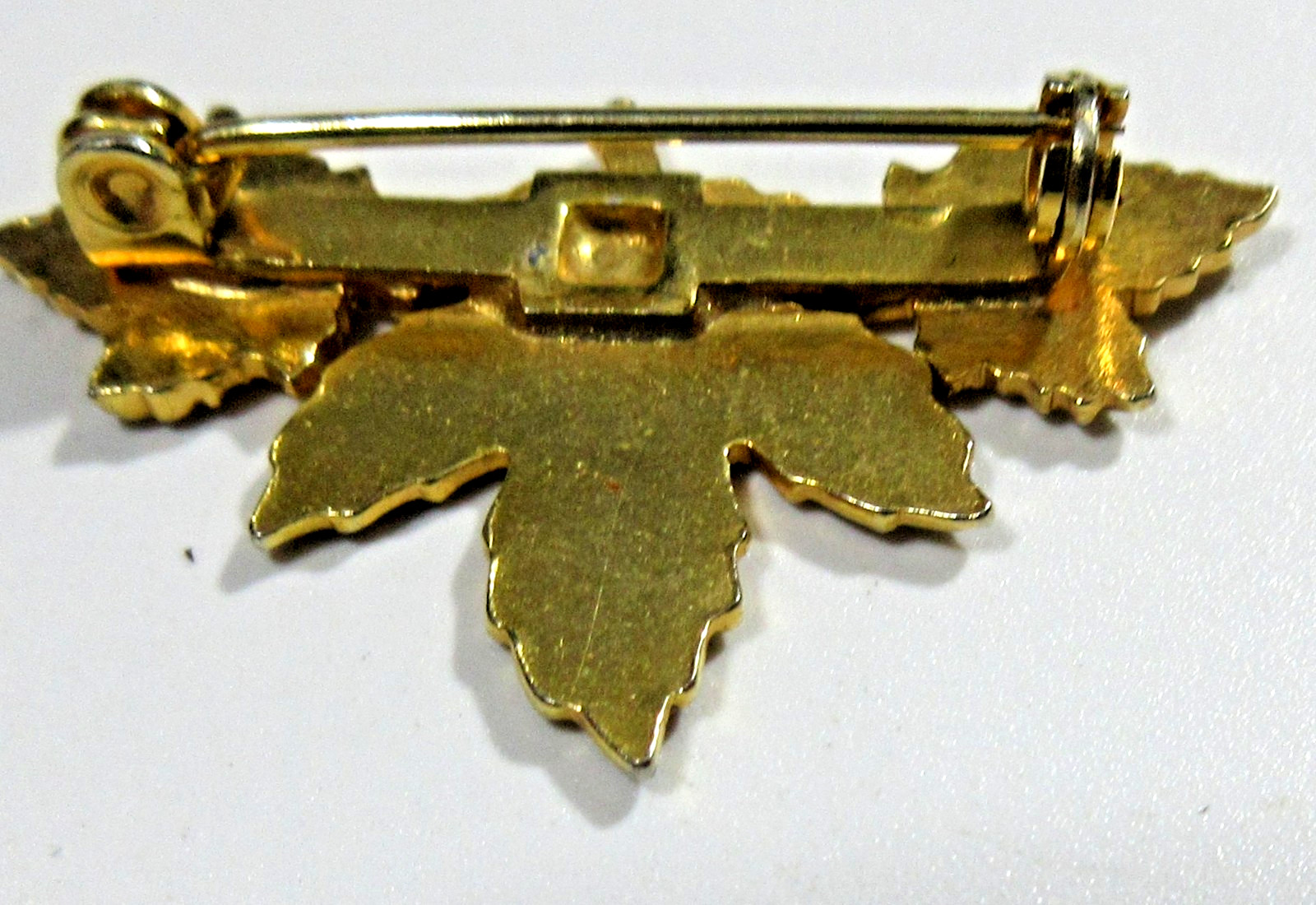 VTG WINDSOR METAL FALL AUTUMN MAPLE LEAF Brooch pin red green orange gold tone