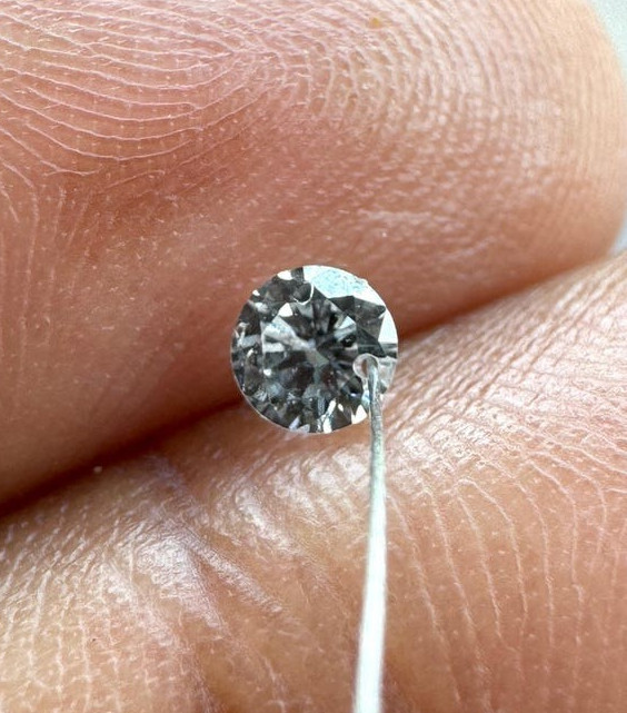 0.60tcw 6pcs EF Color Drilled Round Cut Lab Grown Diamond for Jewelry Creation.