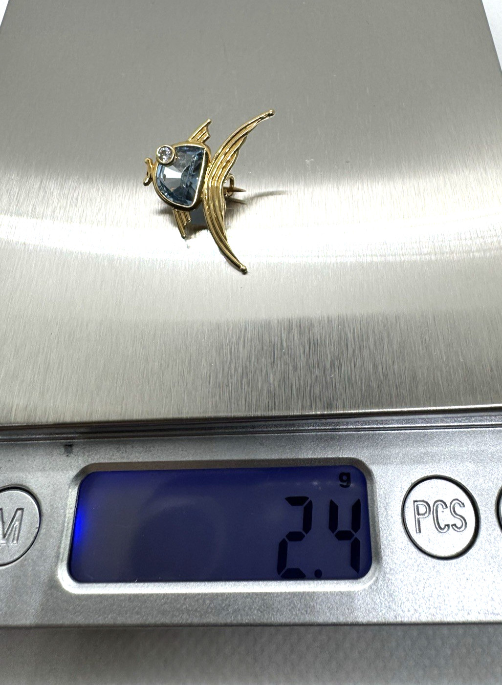 18k Le Gi Blue Topaz Fish Pin C Clasp little brooch with character 2.4 grams