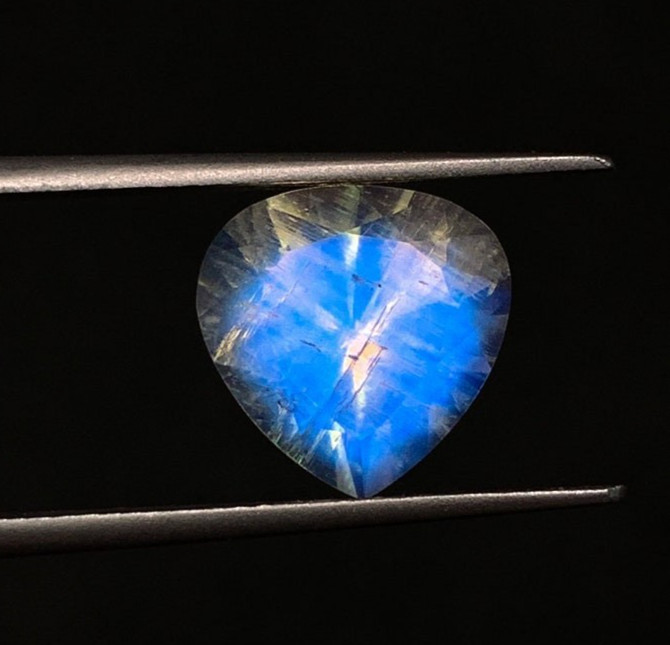 AAAAAAAA Mazing Blue Fire Rainbow Moonstone Heart Shape Faceted Cut Size 11 mm