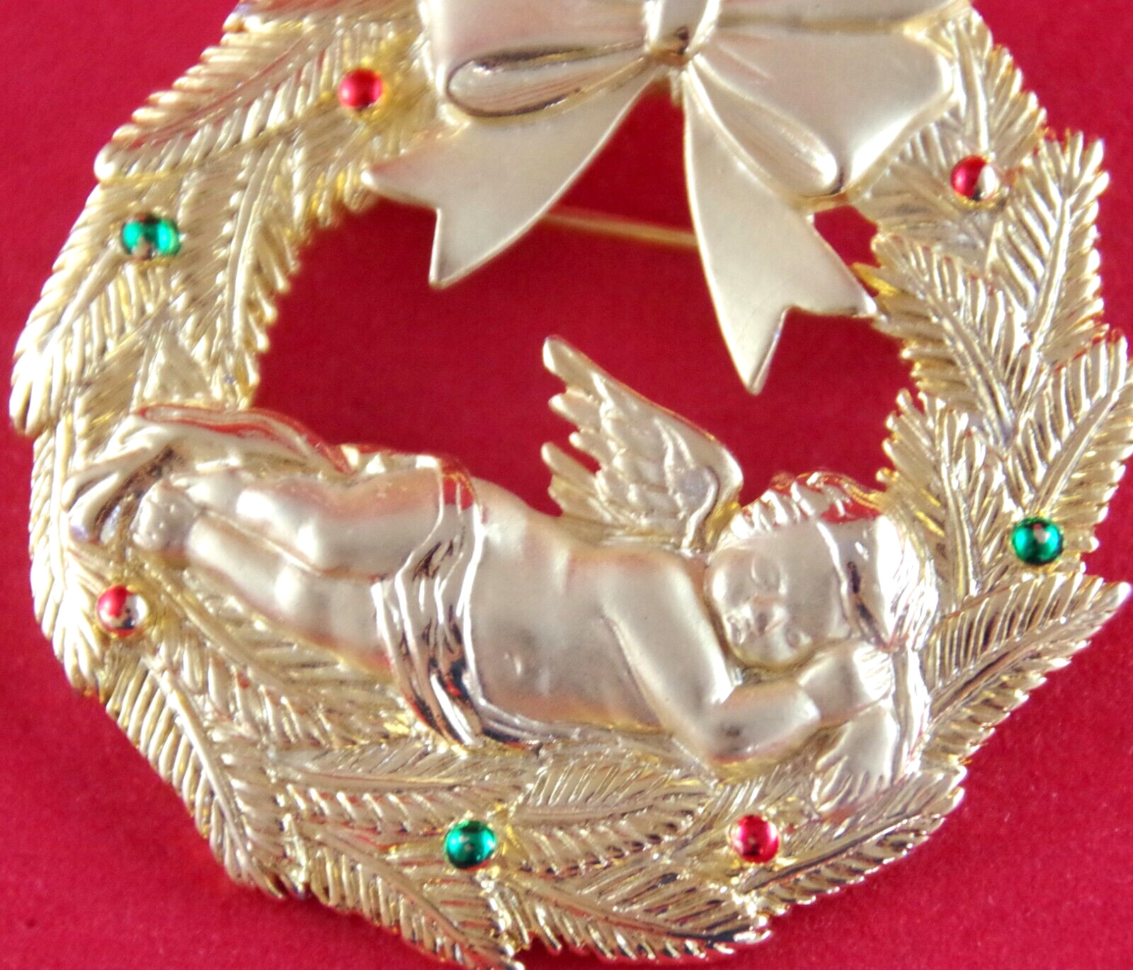 Pretty! EVC VTG c1980’s JJ BIG CHRISTMAS WREATH SLEEPING CHERUB ANGEL BROOCH PIN