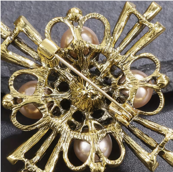 BROOCH- Vintage Style Brooch with Inlaid Rhinestones and Imitation Pearls