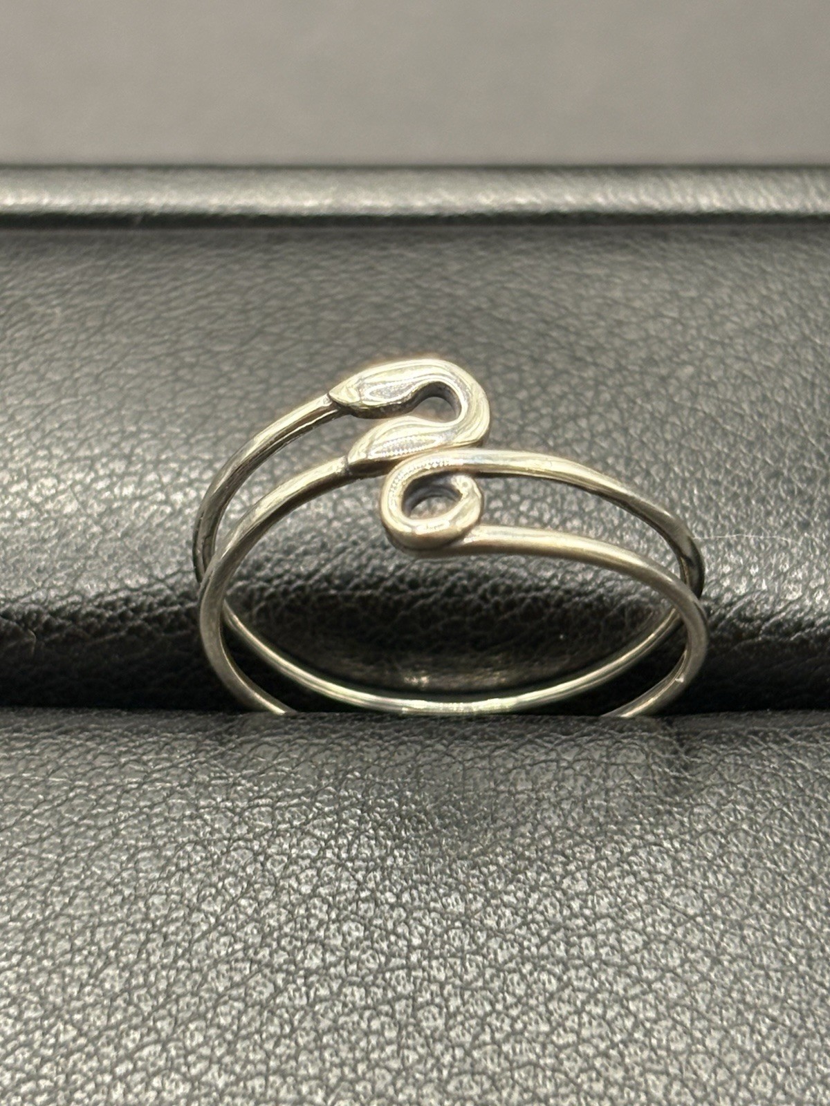 New Condition Sterling Silver Saftey Pin Ring Adjustable Size 7 G7