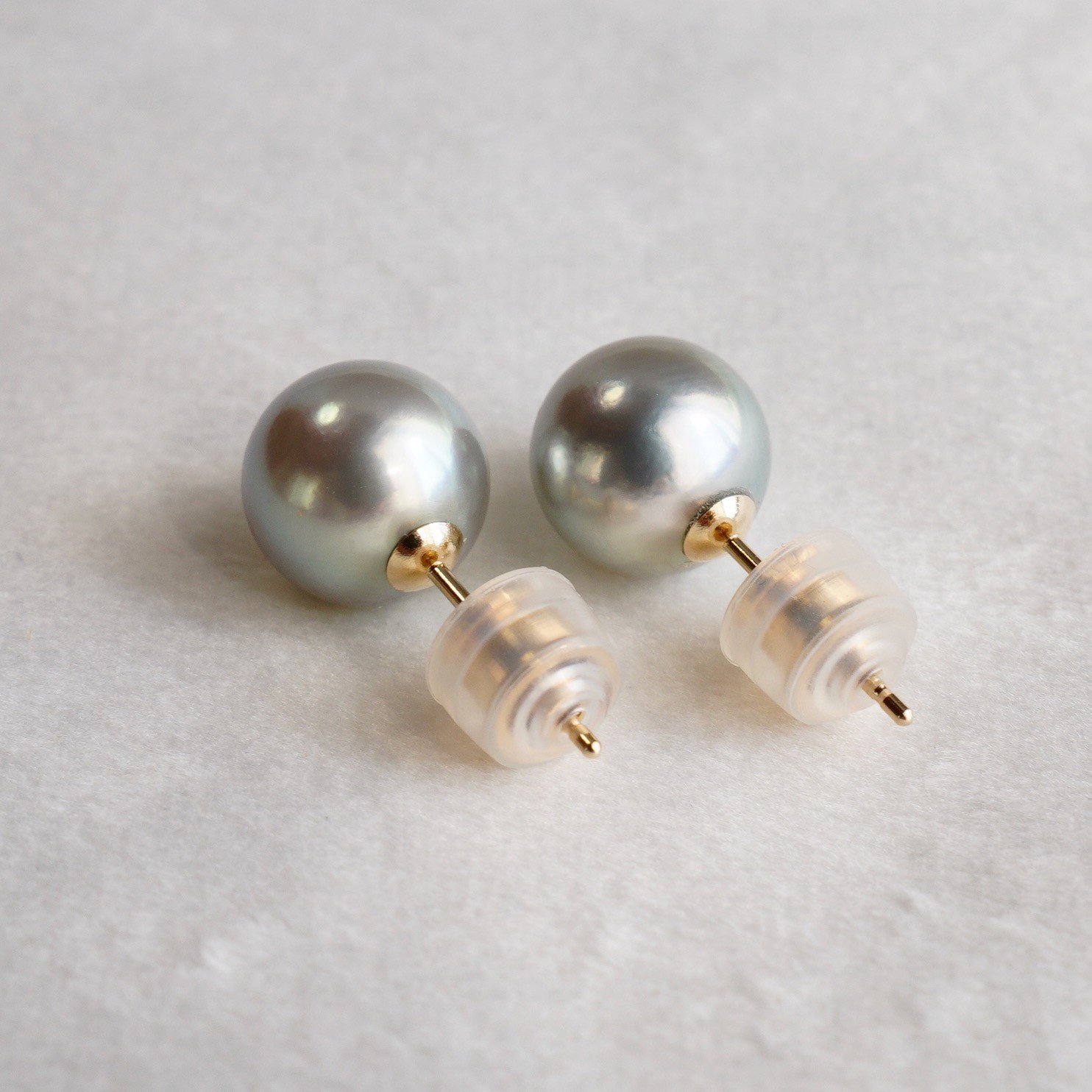 High Luster 8.7mm Round Pastel Green Japanese Akoya Pearl Stud Earrings 18K Gold