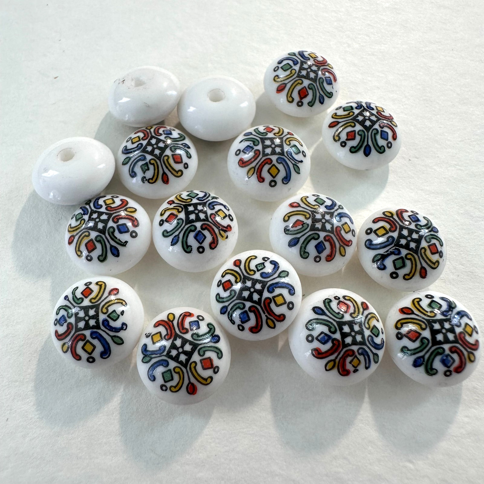 G78 Vintage glass ‘buttons’ 46SS (10.3mm) round white & multi cabochon top (16)