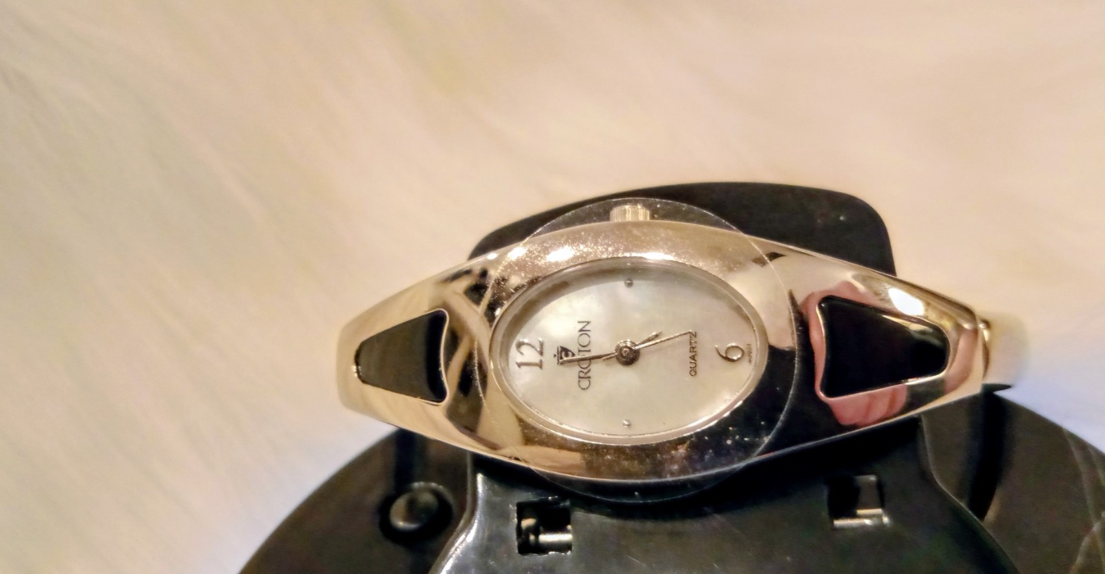 Croton Women’s Quartz Bangle Watch Mother of Pearl Dial New Battery NOS Box