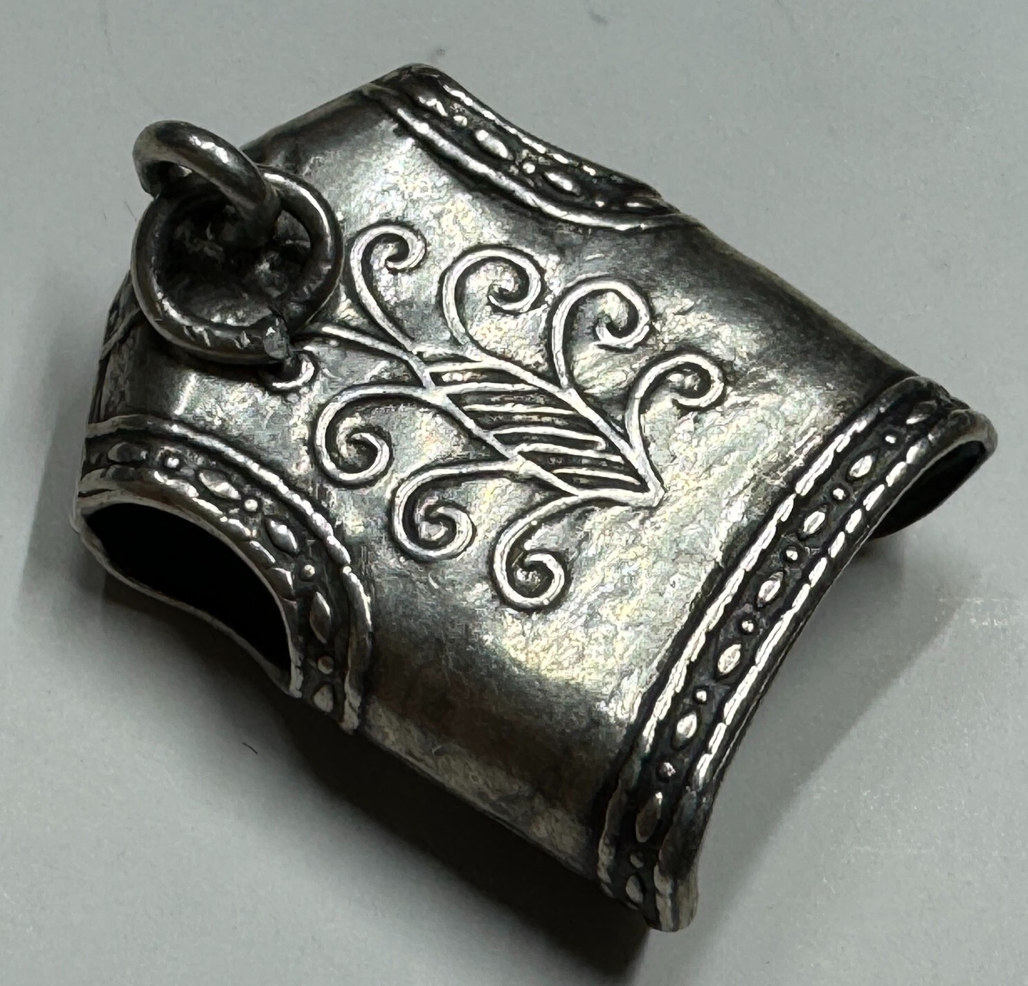 Vintage Unmarked Silver 18.1 mm Floral Western Stamped 3D Vest Bracelet Charm