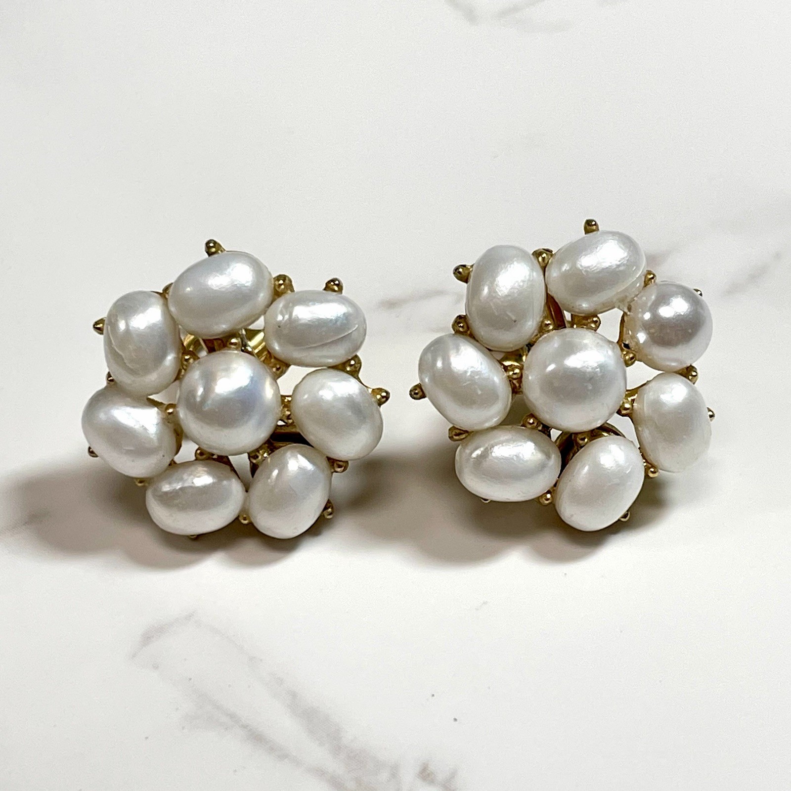 Vtg Crown Trifari Swirl Daisy Flower Cluster White Pearls Clip On Earrings 0.75”