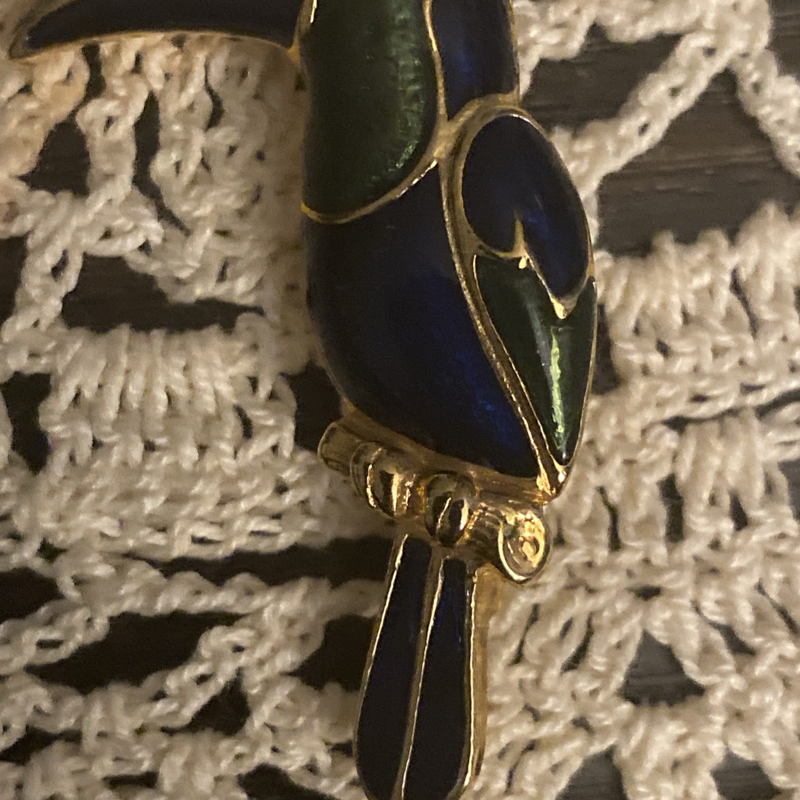 Vtg Gold Tone Metal and Enamel Rhinestone Eye Toucan Tropical Bird Brooch Pin