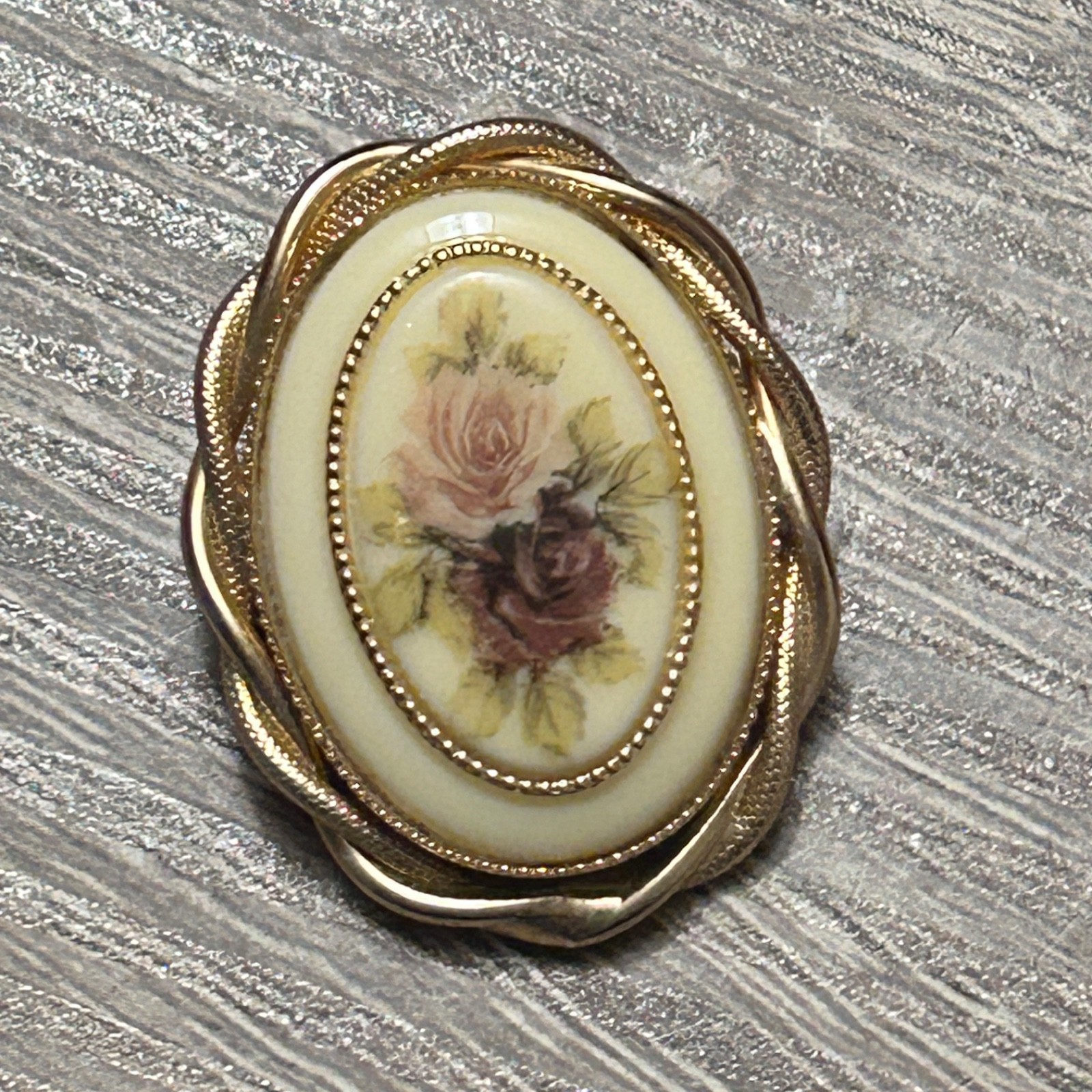 Vint Oval Victorian Revival Roses on Porcelain Brooch w/Gold Tone Metal Setting