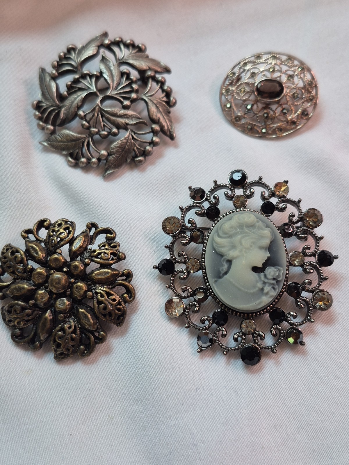 Vintage Brooches Lot Of Four
