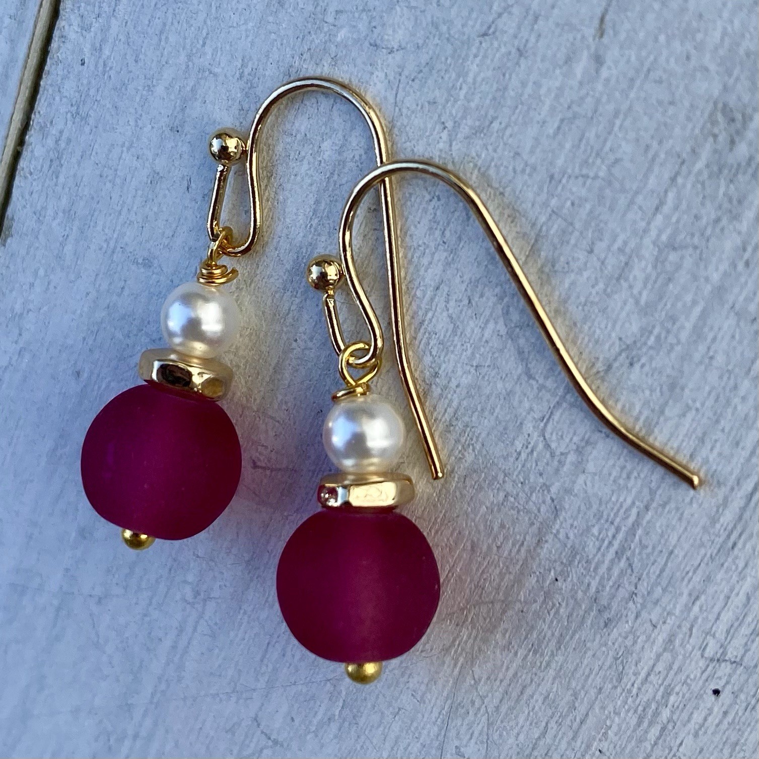 Min Favorit Fuchsia Pink Sea Glass, White Freshwater Pearl & Gold Pl Earrings
